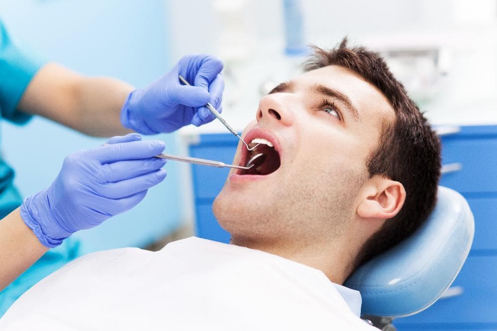Emergency dentist in Orlando helping a patient in pain